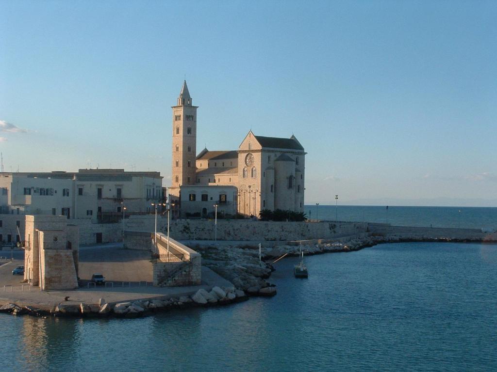 Travel And Living Hotel Trani Exterior foto