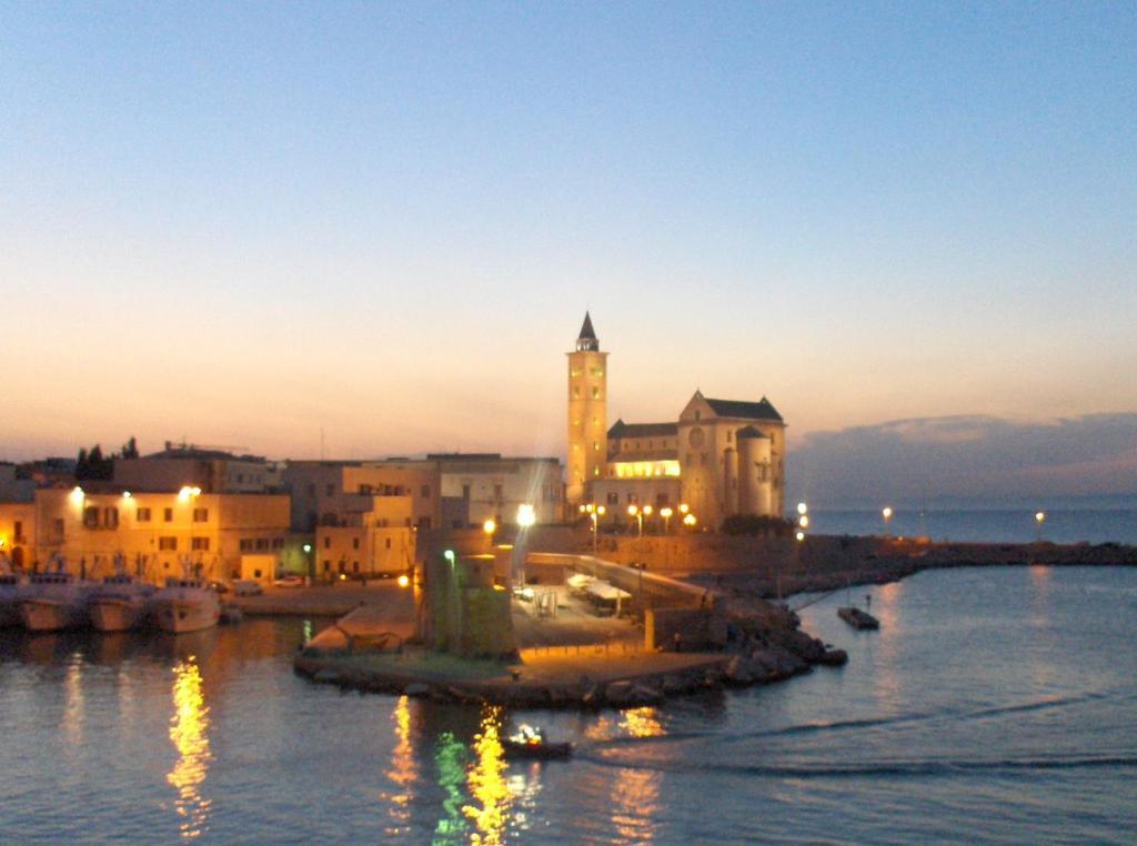 Travel And Living Hotel Trani Exterior foto